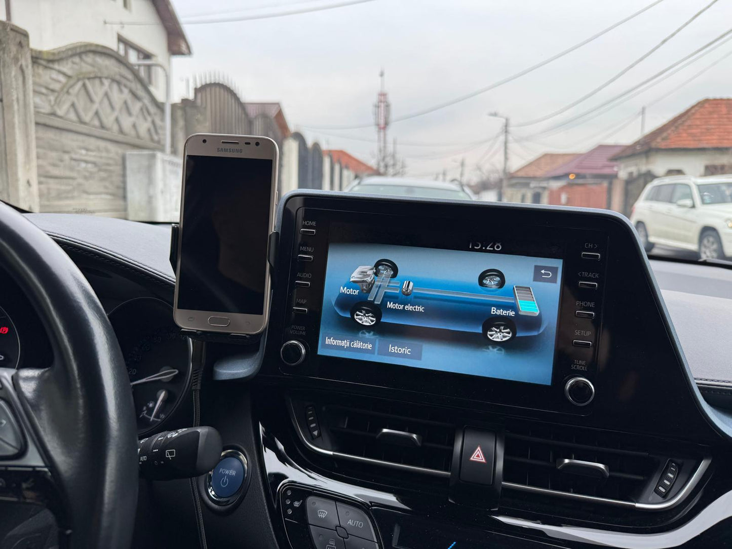 Suport telefon Smart VELTROVA cu Încărcare Wireless –TOYOTA CH-R 2017-2023 navi standard 8.5 inch, cu prindere pe ecranul multimedia